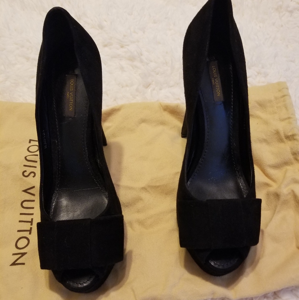 Louis Vuitton peep toe suede pumps Sz 39.5